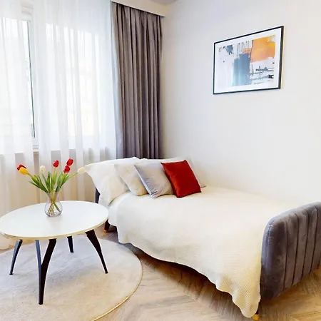 Golden Spot 5 Min To Station Apartament *